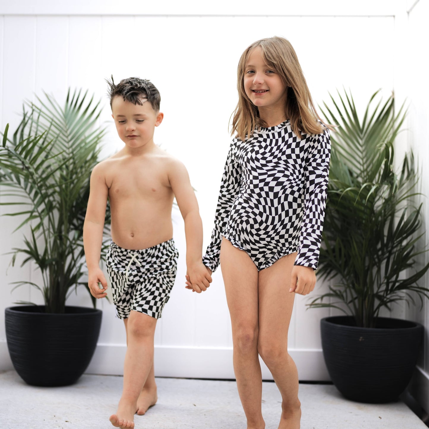 millie + roo - RUFFLE RASH GUARD- B+W Dizzy Check