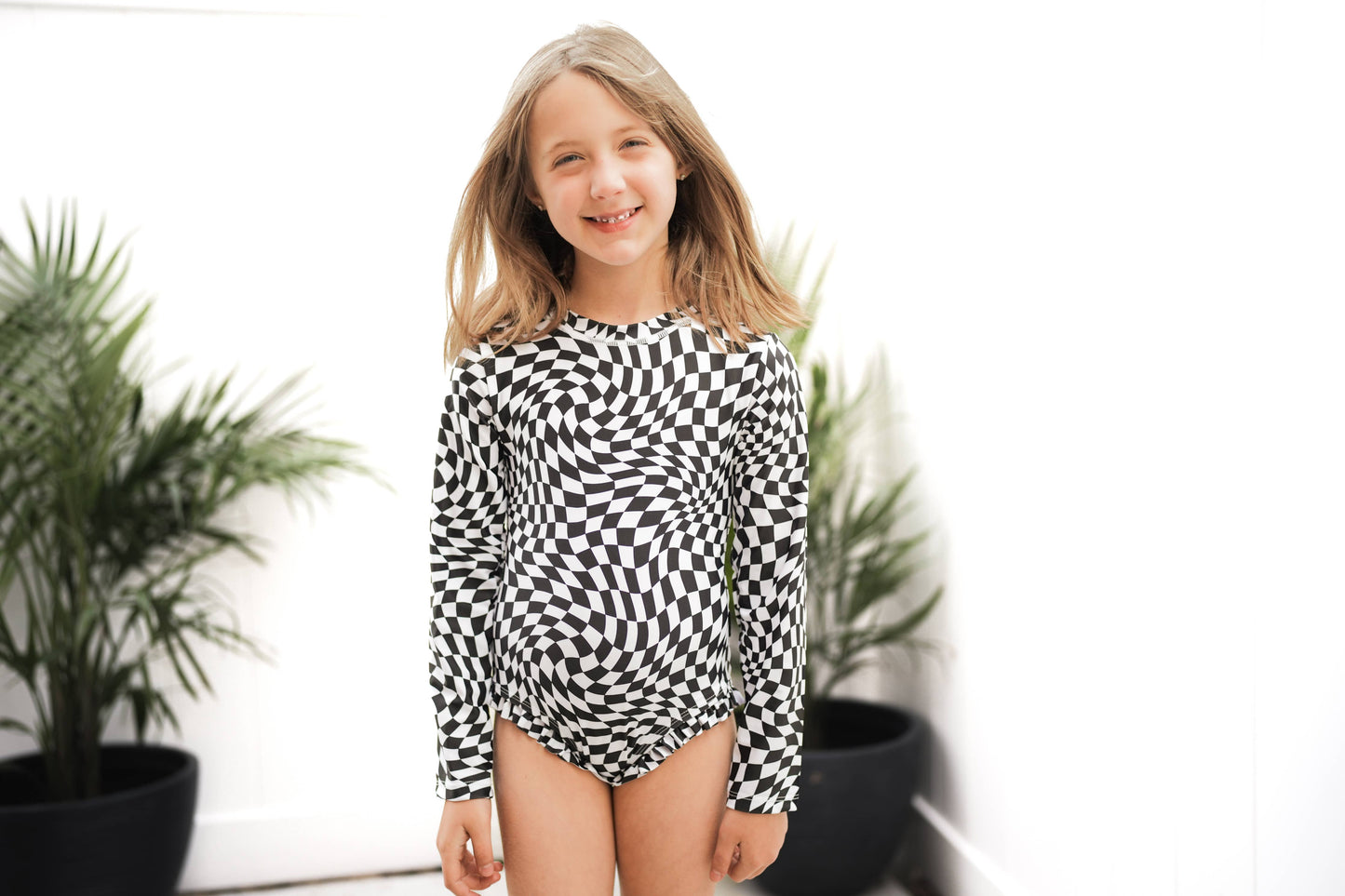 millie + roo - RUFFLE RASH GUARD- B+W Dizzy Check